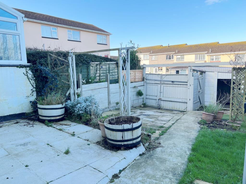 Lot: 102 - END-TERRACE HOUSE FOR UPDATING WITH GARDENS, PARKING AND GARAGE - 